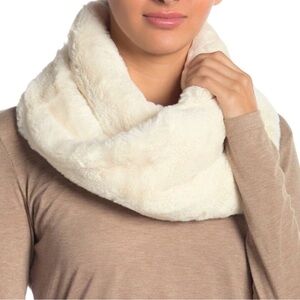 La Fiorentina  Cream Faux Fur Infinity Scarf new without tags